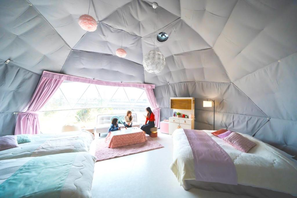 dwoje dzieci w pokoju z dwoma łóżkami w obiekcie Kanonji City - Camp - Vacation STAY 42260v w mieście Kanonji