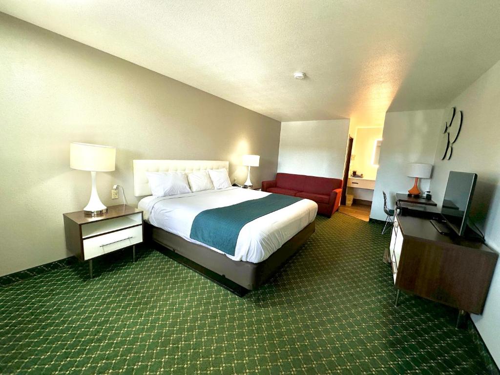 um quarto de hotel com uma cama e uma televisão em Studio 6 Suites Flagstaff AZ em Flagstaff