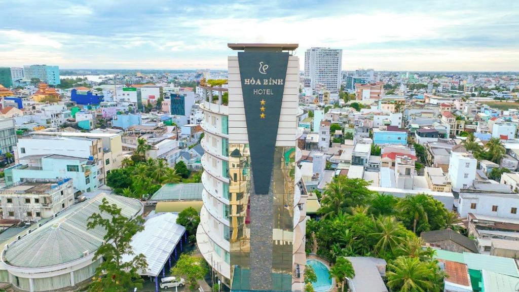 una vista aérea de una ciudad con edificios en Hoa Binh 1 Hotel en Long Xuyên