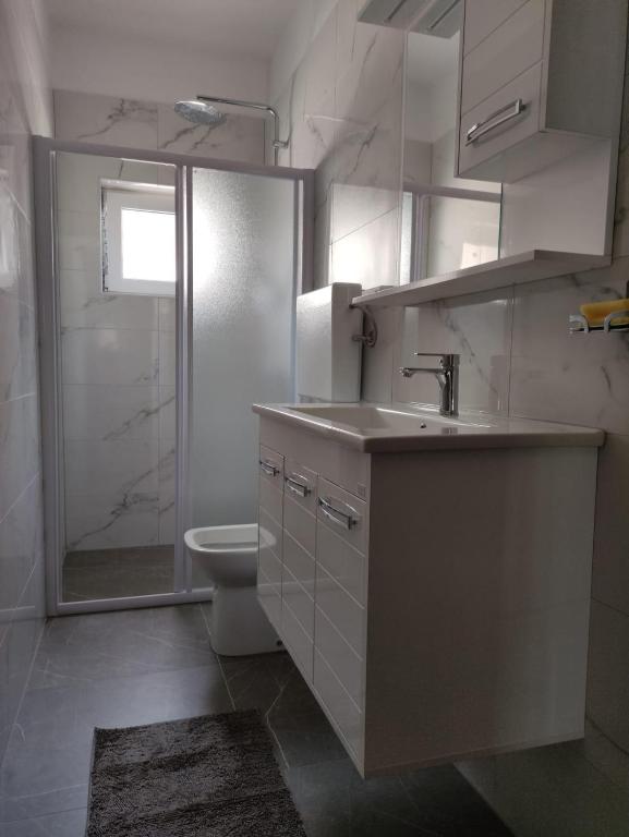 Koupelna v ubytování Apartments by the sea Metajna, Pag - 6395