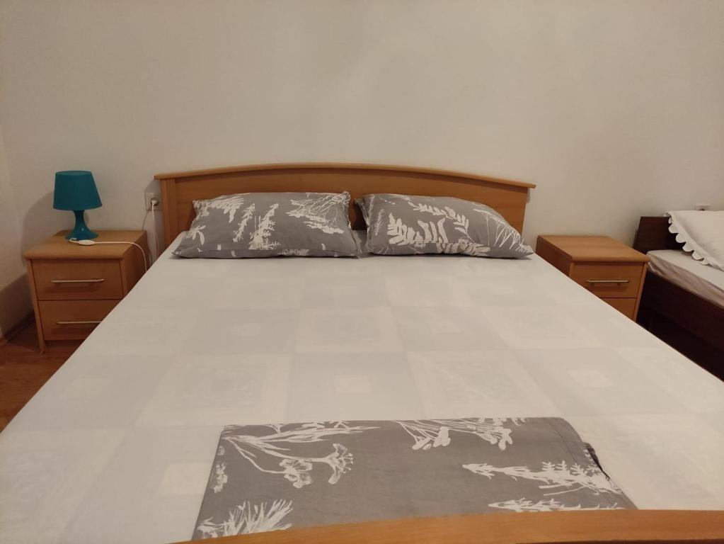 Postel nebo postele na pokoji v ubytování Apartments by the sea Metajna, Pag - 6395
