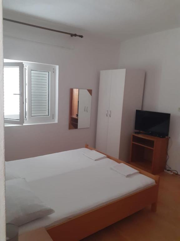 Postel nebo postele na pokoji v ubytování Apartments by the sea Metajna, Pag - 6395