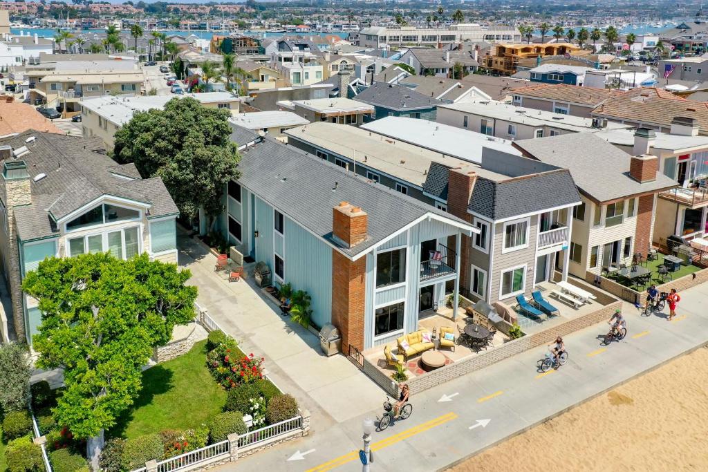 een luchtzicht op een stad met huizen bij 2 Homes Rented Together on the Oceanfront in Newport Beach