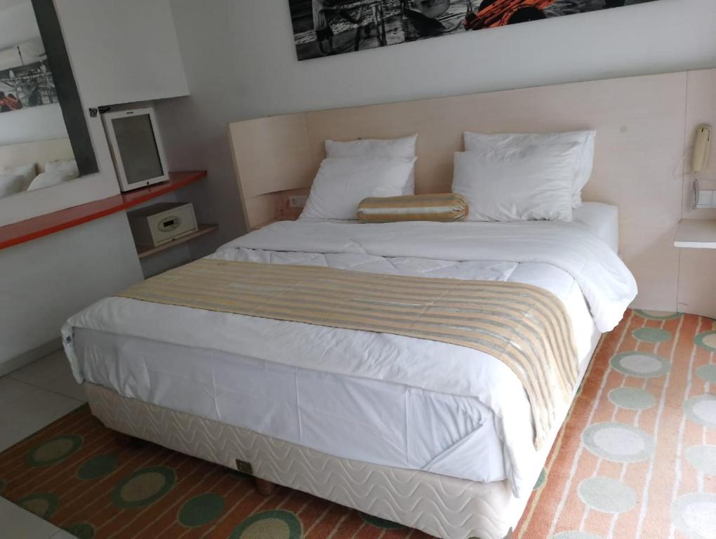 a bedroom with a large bed with white sheets and pillows at Sweet Healing Culture in Ungasan