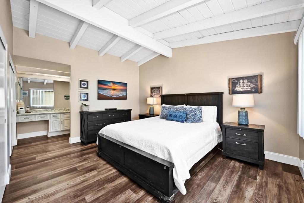 - une chambre avec un grand lit et une salle de bains dans l'établissement Stunning Oceanfront Retreat in Newport Beach, à Newport Beach