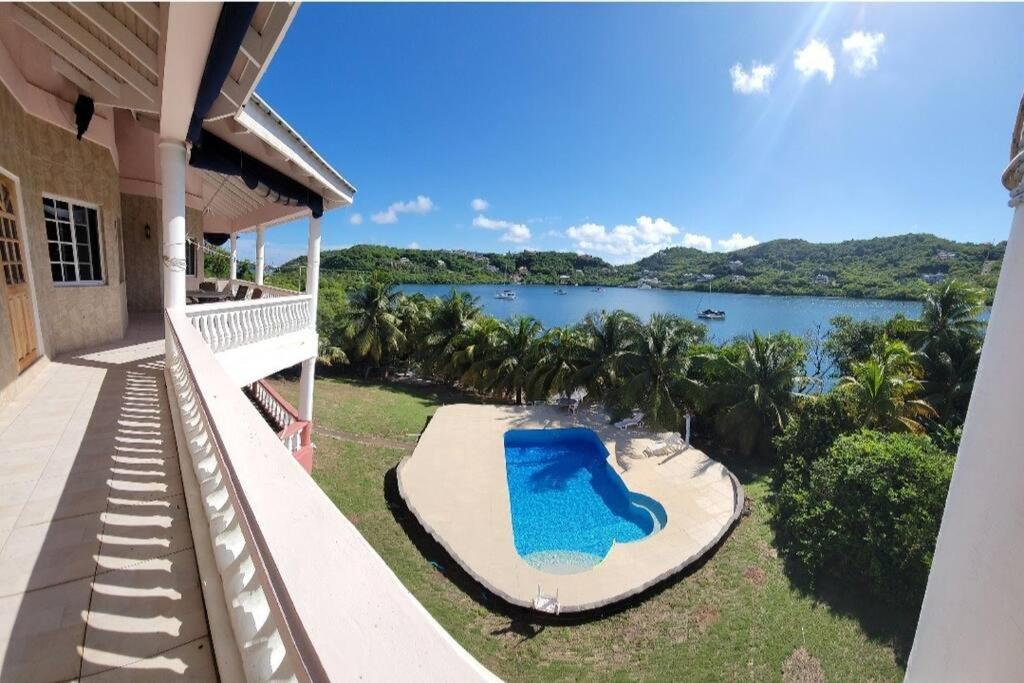vista aerea di una casa con piscina di Paradise Getaway a Calivigny