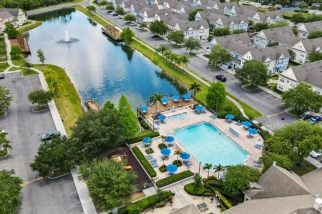 widok z powietrza na basen w ośrodku w obiekcie Home away from home near Disney! w mieście Kissimmee