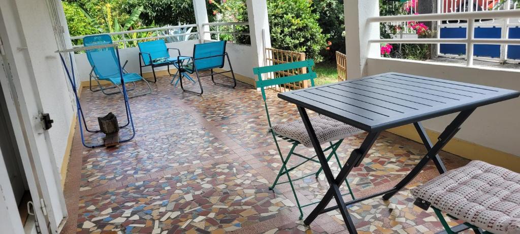 Balkón nebo terasa v ubytování logement accès piscine