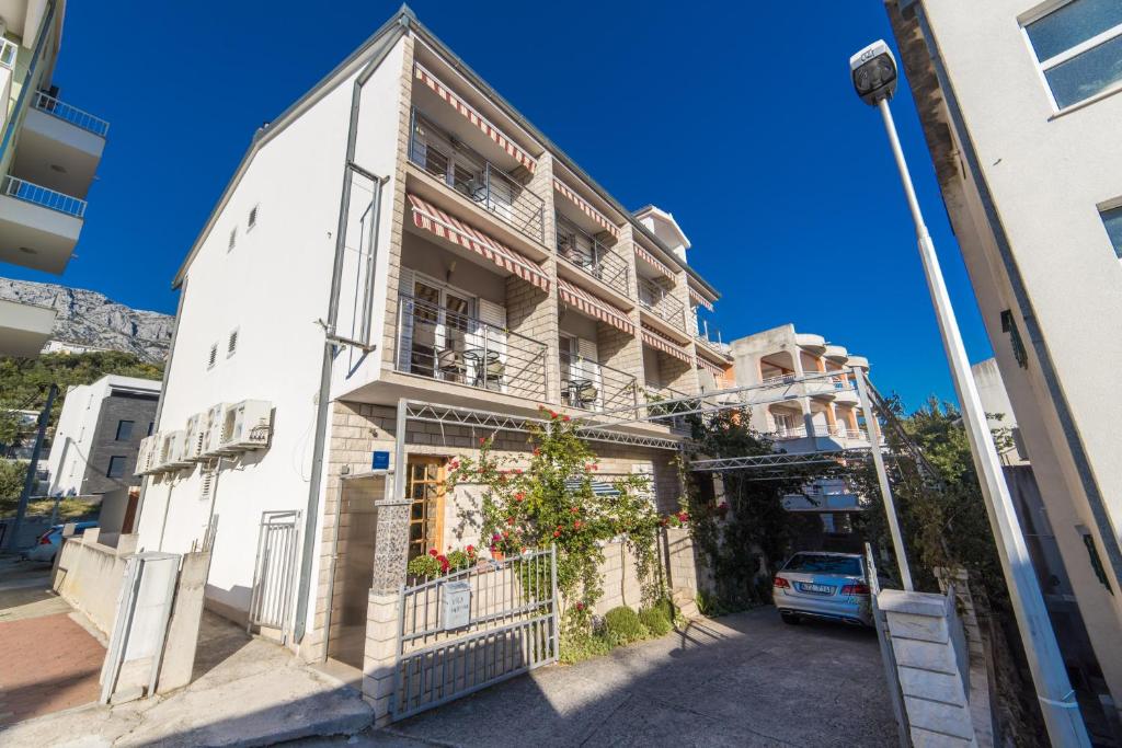 an old building in the middle of a street at Apartments by the sea Tucepi, Makarska - 22384 in Tučepi