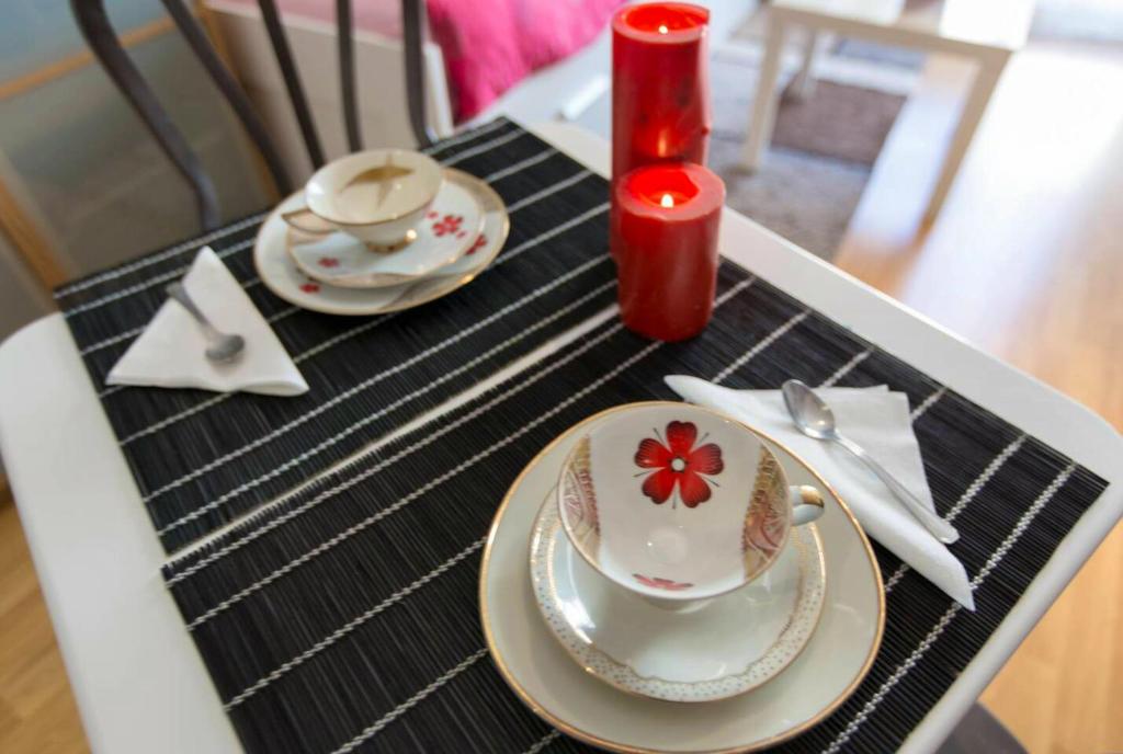 una mesa con dos platos y una vela en ella en One bedroom property with wifi at Madrid, en Madrid