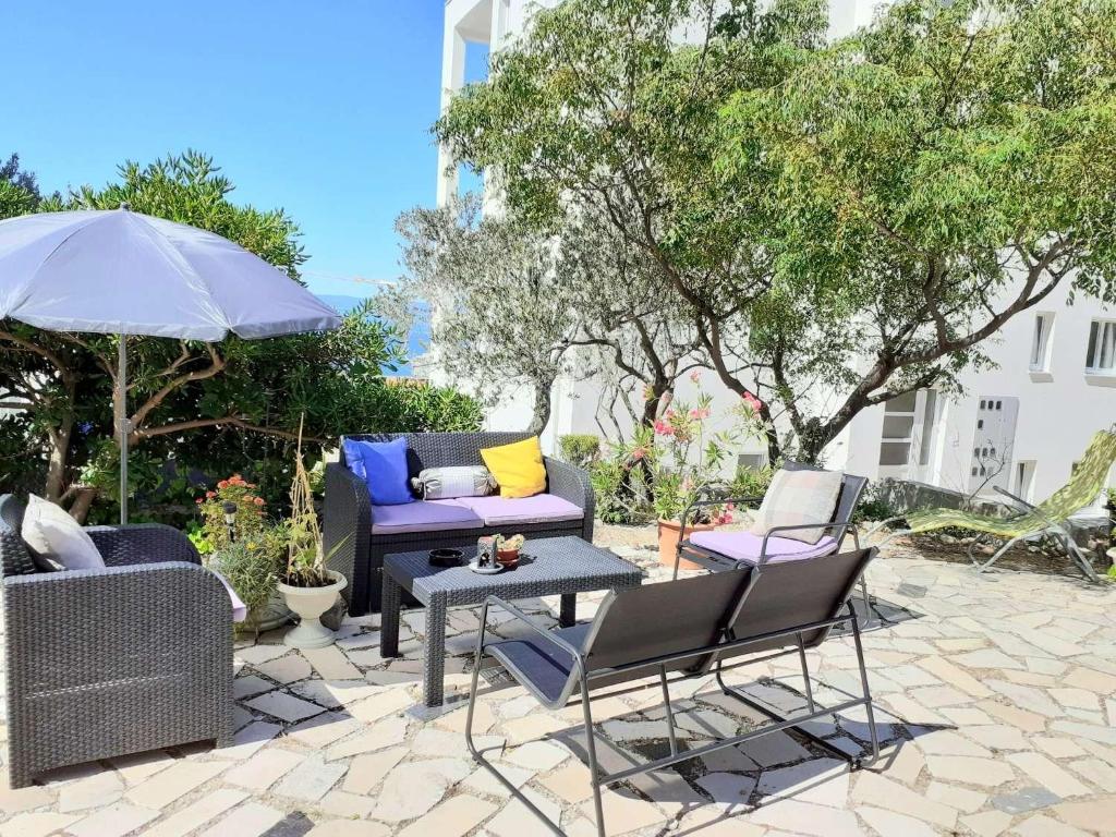 Apartments with parking space Makarska - 22490