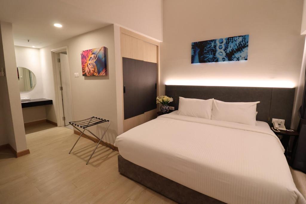 Postel nebo postele na pokoji v ubytování Crown Regency Serviced Suites