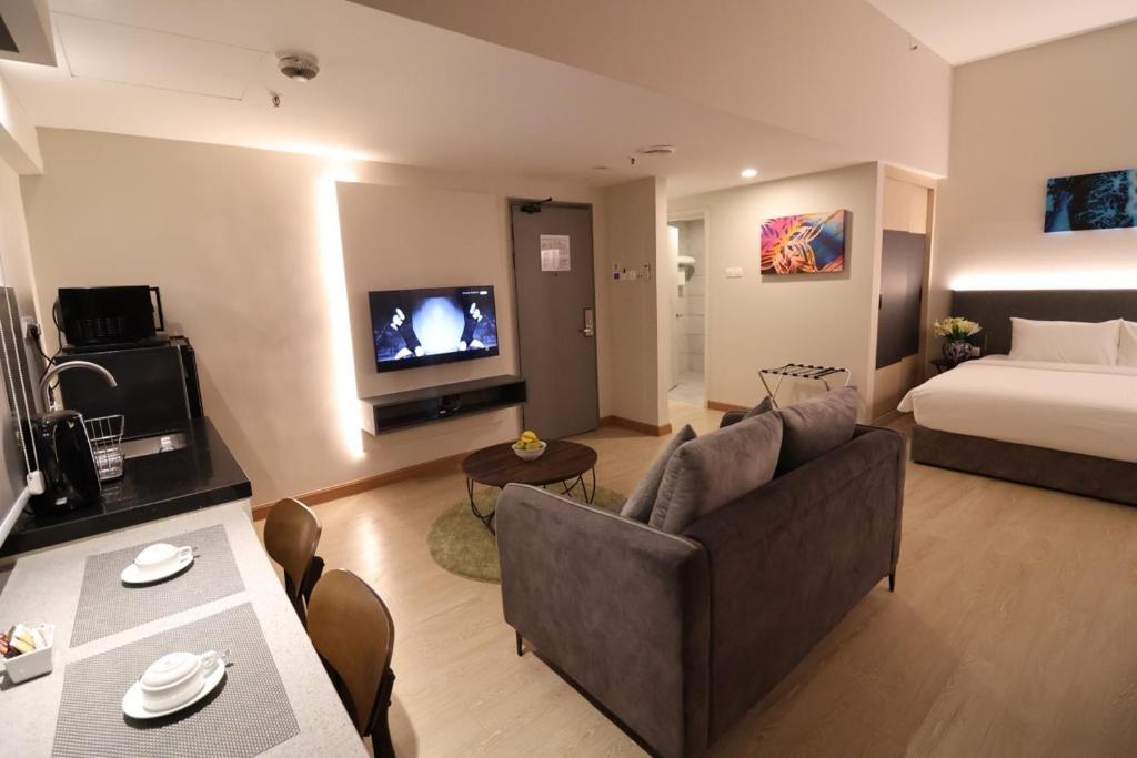 TV a/nebo společenská místnost v ubytování Crown Regency Serviced Suites