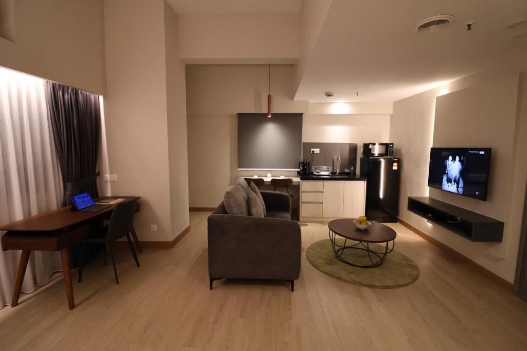 TV a/nebo společenská místnost v ubytování Crown Regency Serviced Suites