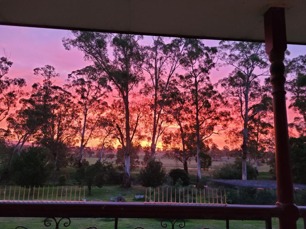 una ventana con vistas a la puesta de sol en Sunshine House - Abnb, 