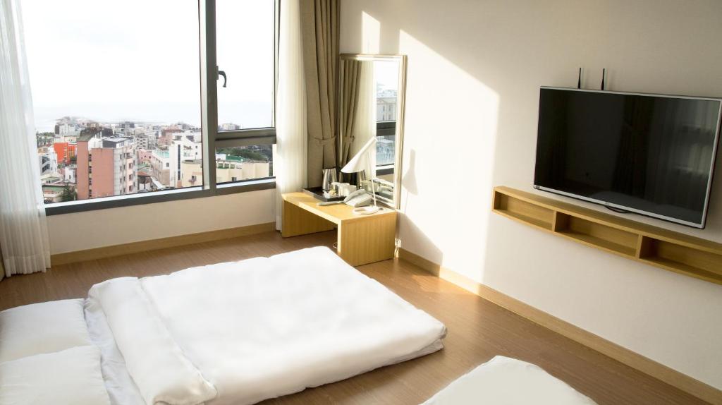 TV a/nebo společenská místnost v ubytování Jeju Hotel the M