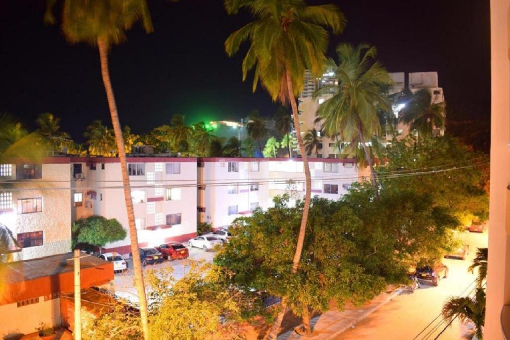 聖瑪爾塔的住宿－Santa Marta Apartamentos - Mara，棕榈树建筑的顶部景色