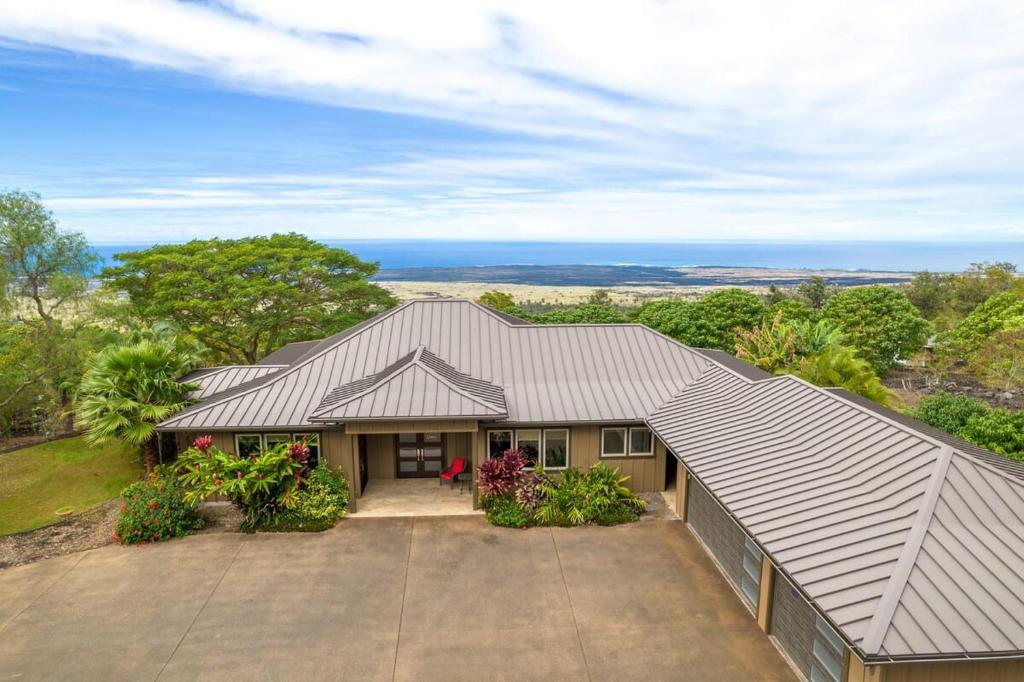 een uitzicht op een huis met een metalen dak bij Kukui Hale at Makalei Estates in Kailua-Kona