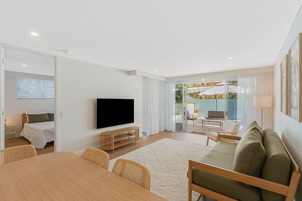 TV a/nebo společenská místnost v ubytování Eden Apartments Unit 102