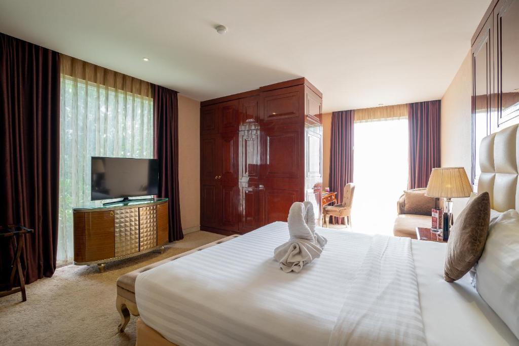 un dormitorio con una cama con una cabeza de conejo en Belviu Hotel Bandung en Bandung