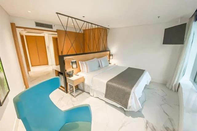 1 dormitorio con 1 cama grande en una habitación en Hotel Nacional Rio de Janeiro, en Río de Janeiro