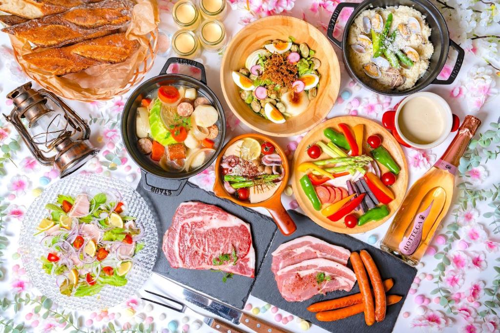 stół z różnymi rodzajami żywności i chleba w obiekcie Kanonji City - Camp - Vacation STAY 42265v w mieście Kanonji
