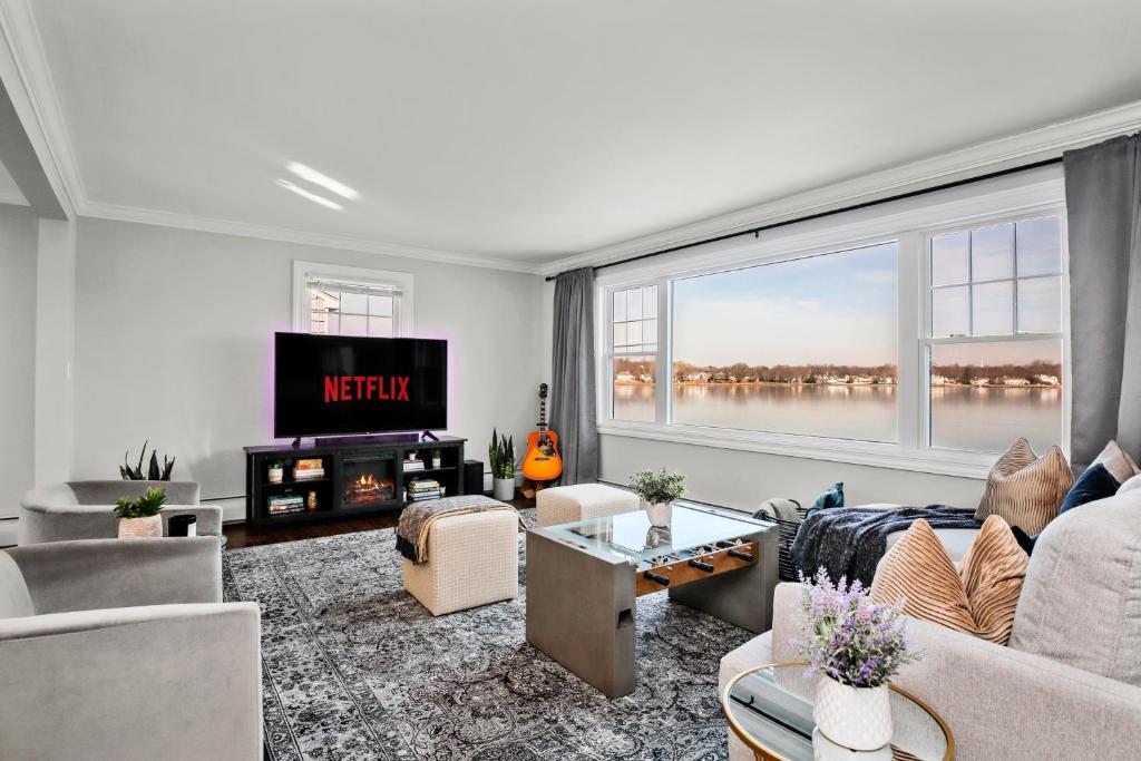 TV a/nebo společenská místnost v ubytování Waterview house walking distance from Cove Beach-5 mins to downtown-only 40 min to NYC