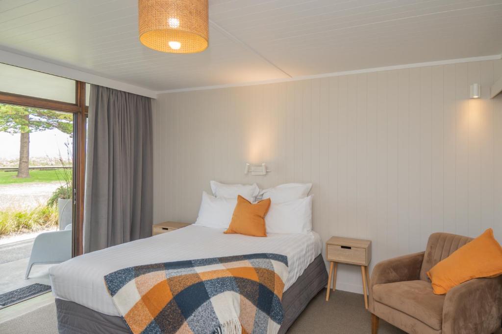 Postel nebo postele na pokoji v ubytování Whispering Sands Beachfront Motel