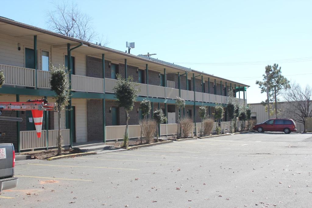 un estacionamiento frente a un edificio en Oak Hill Inn and Suites, en Tahlequah