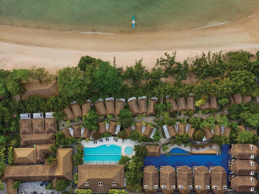 Tup Kaek Sunset Beach Resort-SHA Plus في شاطئ تاب كايك: اطلالة جوية على منتجع مع شاطئ