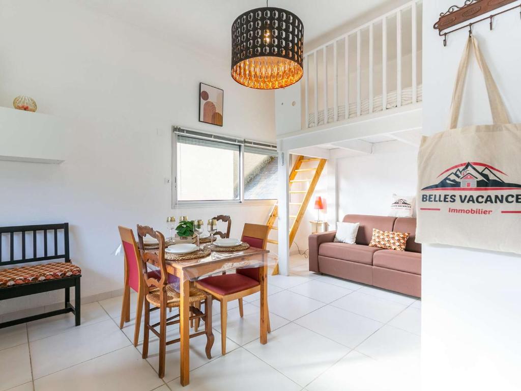 een eetkamer en een woonkamer met een tafel en stoelen bij Studio Bourisp, 1 pièce, 4 personnes - FR-1-296-495 in Bourisp