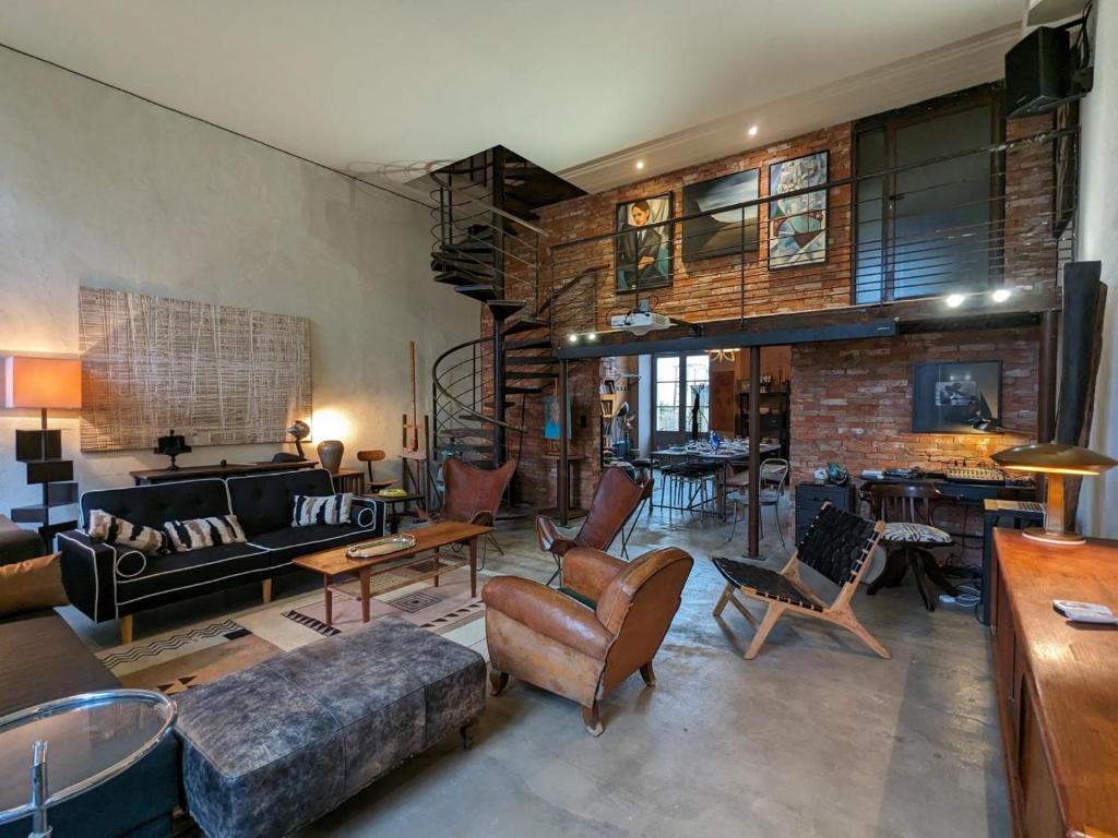 a living room filled with furniture and a brick wall at Maison 10 pers. - Cour privative, Cinéma, Garage, Angoulême - FR-1-653-252 in Angoulême
