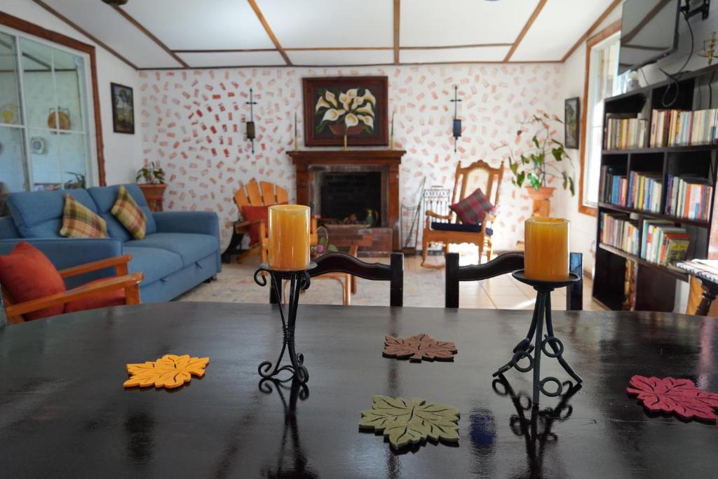 ein Wohnzimmer mit einem Tisch mit zwei Kerzen darauf in der Unterkunft El paraíso de Apaneca in Apaneca