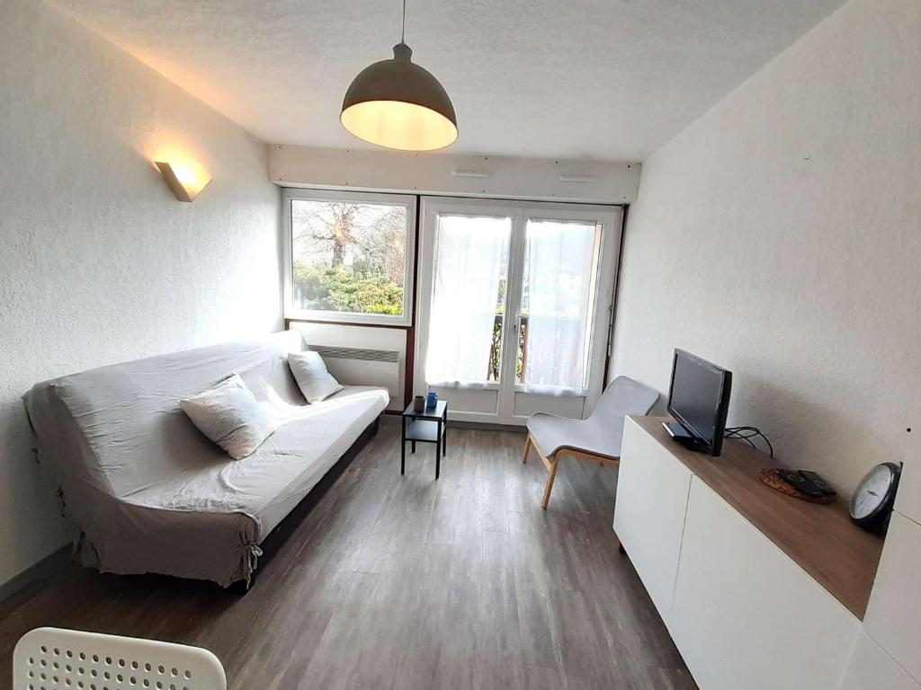 un salon avec un lit et une télévision dans l'établissement Appartement T2 cabine pour 4 pers avec balcon, parking, sauna & jacuzzi - St Lary Soulan - FR-1-457-341, à Vignec