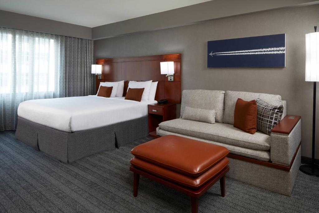 Courtyard by Marriott Los Angeles LAX / Century Boulevard - Large King Room With Sofa Bed