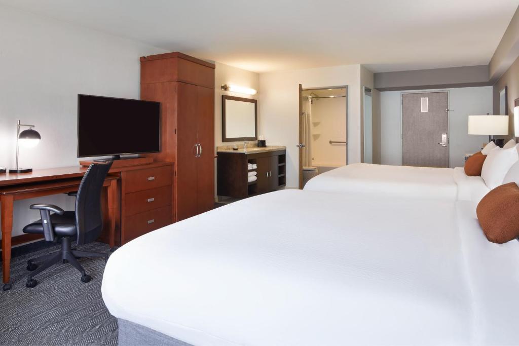 Courtyard by Marriott Los Angeles LAX / Century Boulevard - King Room With Two King Beds