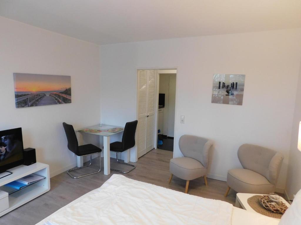 TV a/nebo společenská místnost v ubytování Wohnung Sonnenschein inkl Strandkorb vom 01 05-01 10