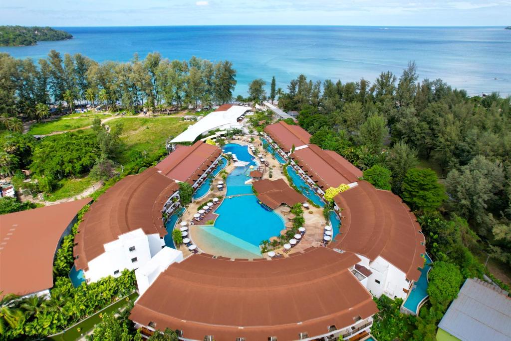 una vista aérea de un complejo con piscina en Arinara Beach Resort Phuket - SHA Extra Plus, en Bang Tao Beach