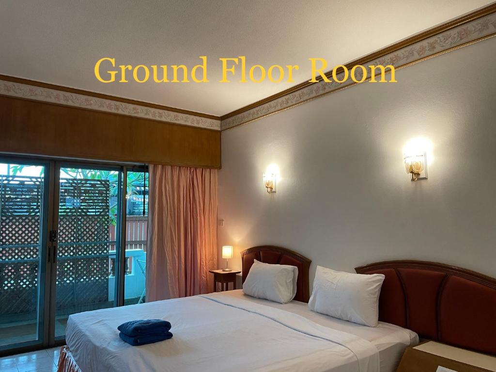 Postel nebo postele na pokoji v ubytování Phuket Golden Sand Inn - SHA Extra Plus