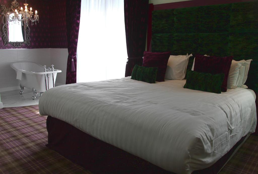 Postel nebo postele na pokoji v ubytování Earl Of Doncaster Hotel