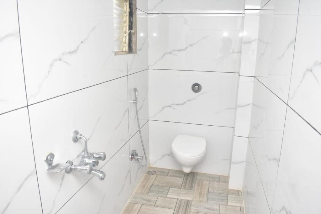 Koupelna v ubytování HOTEL SAI VISHVA KARMA