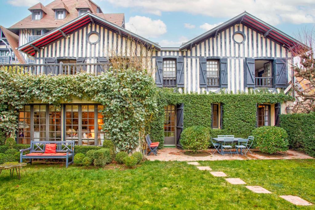 uma casa grande com uma hera verde em L'Oasis - Deauville Centre - Garden em Deauville