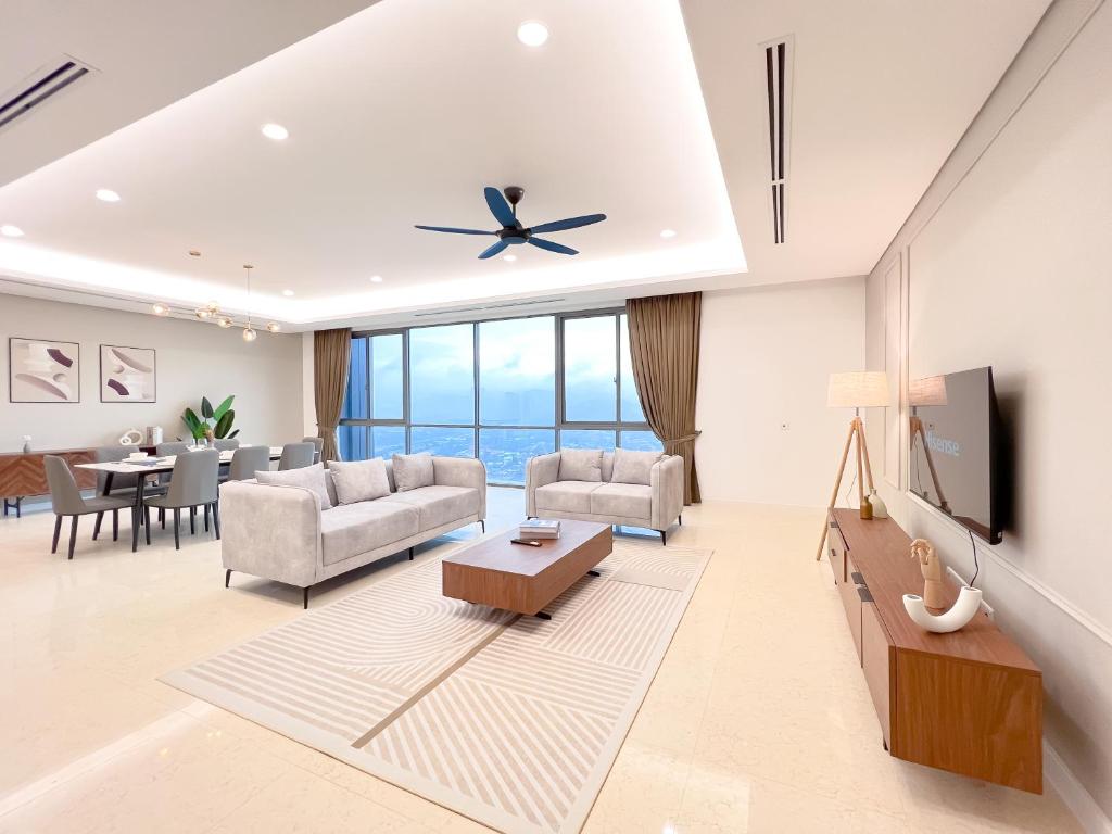 - un salon avec un ventilateur de plafond et une table dans l'établissement D'Rapport Residences by Manhattan Plus, à Kuala Lumpur