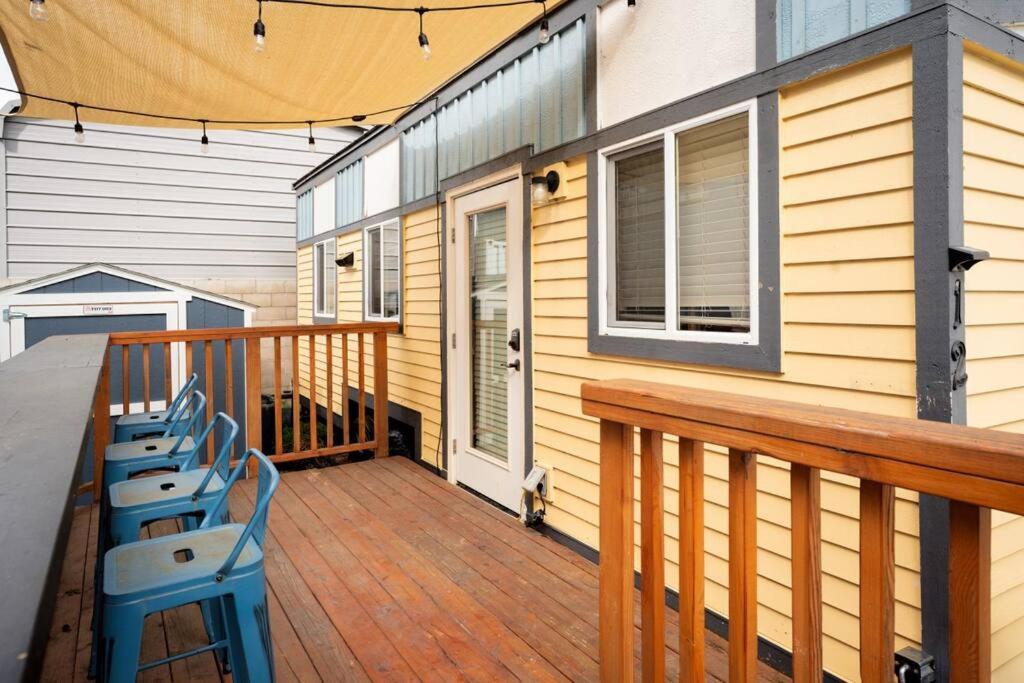 una terraza de madera con bancos en una casa en Sunshine Tiny Home Near Downtown SLO, en San Luis Obispo