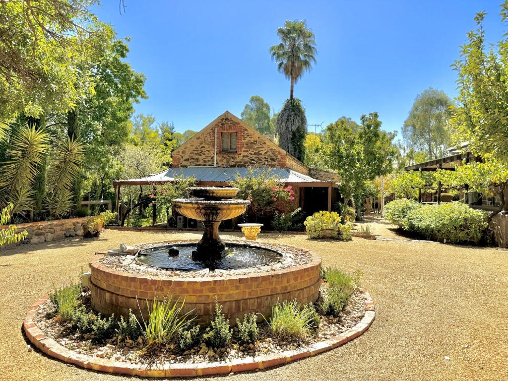 uma fonte num quintal com um edifício ao fundo em Jacobs Creek Retreat - Barossa Valley em Tanunda