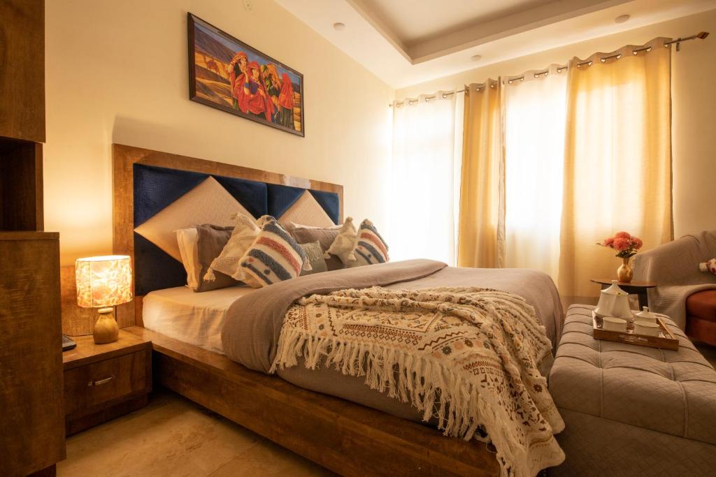 Un dormitorio con una cama grande y una ventana en B2L Hills At Tapoavn en Rishīkesh