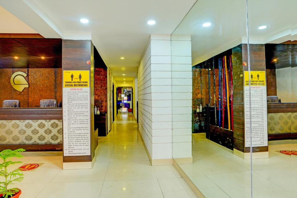 un vestíbulo de un edificio con carteles en la pared en Super OYO Hotel Sunshin Deluxe, en Nagpur