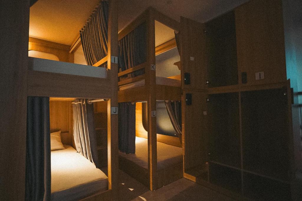 Palanda nebo palandy na pokoji v ubytování The One Hostel Hanoi