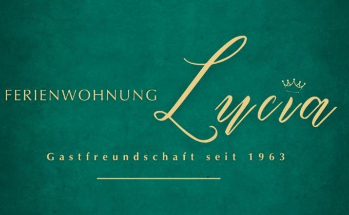 een groen bord met de naam van een vrouw bij Ferienwohnung Lucia in Schiefling am See