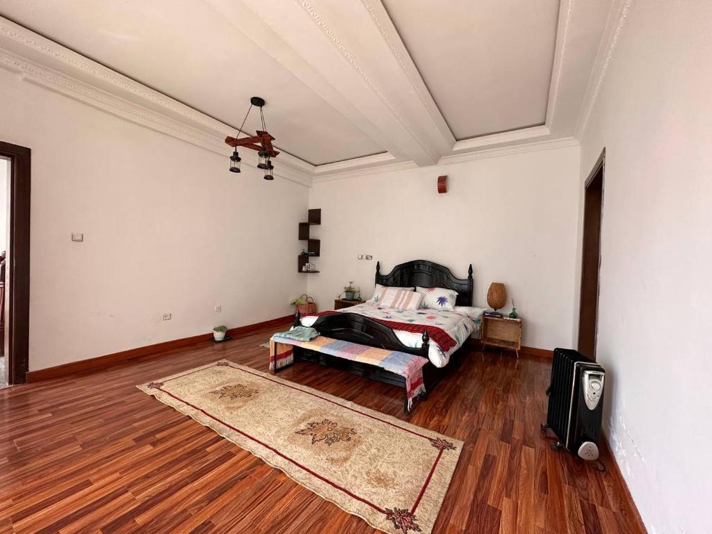 Un pat sau paturi într-o cameră la Kebena spacious room with private jacuzzi and walk in closet